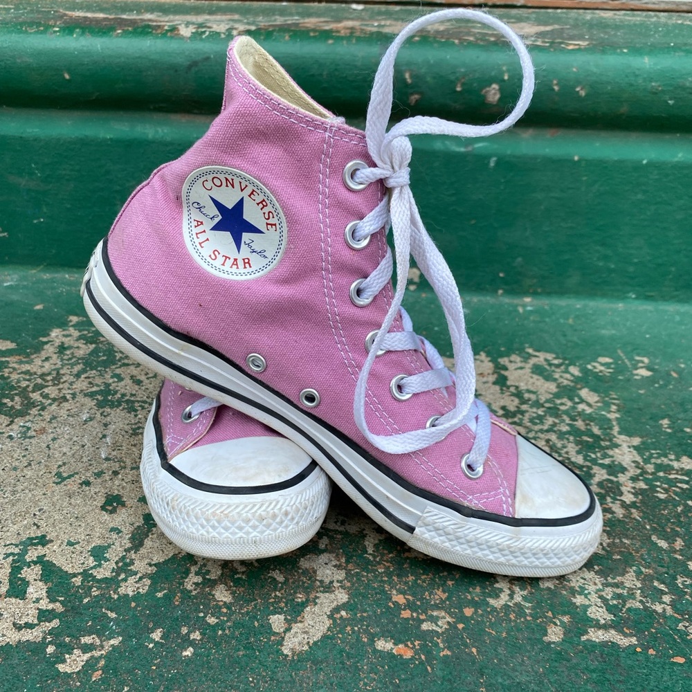 Magenta High Top Converse (SZ 7)